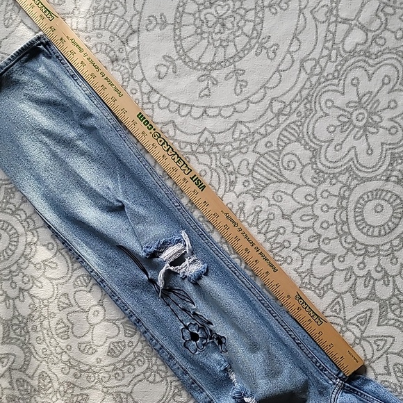 Hollister Ultra High Rise Embroidered Dad Jeans Size 1R/25 Women's Juniors - Picture 16 of 16
